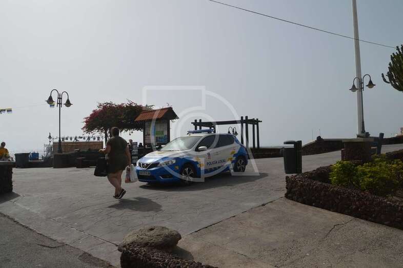 Coche patrulla de la Policía Local, en la avenida de Melenara, este mediodía (Foto TA)